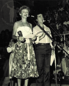 Rosete Roizenblit Rubin on stage in front of a microphone performing with Herri Rosemberg at FENDI