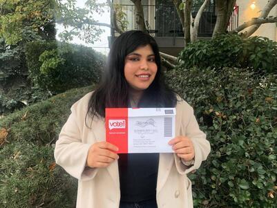 Isa Kaufman-Geballe with her ballot