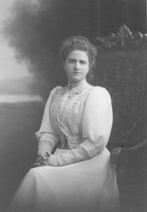 Studio portrait of Vera Salomons