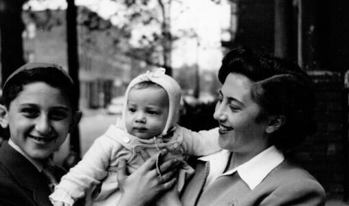 Eleanor Reissa as a baby, with her older brother and mother
