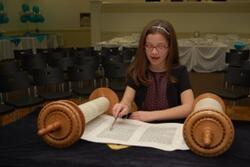 Neima Fax reading from the Torah.