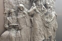 Statue of Jewish Refugees in Shanghai 