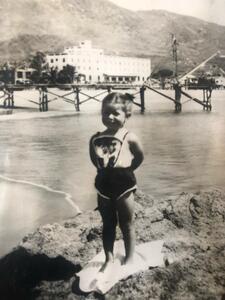 Gloria Gervitz as a young child at the beach
