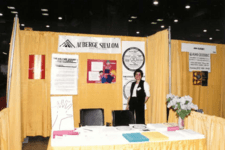 photo of a woman in front of display about Auberge Shalom pour femmes