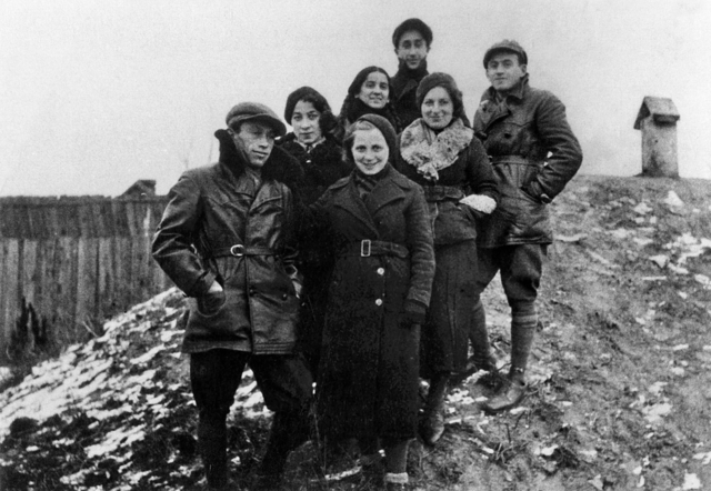 Comrades from the pioneer training commune in Białystok, 1938