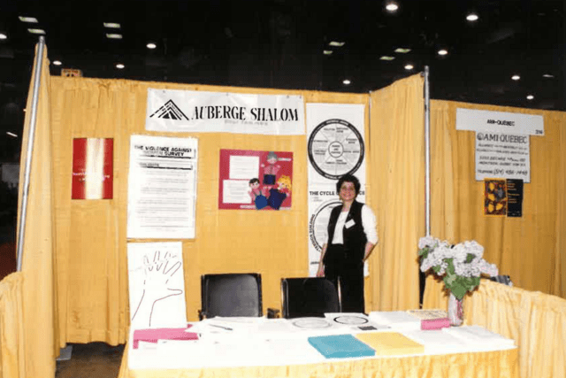 photo of a woman in front of display about Auberge Shalom pour femmes
