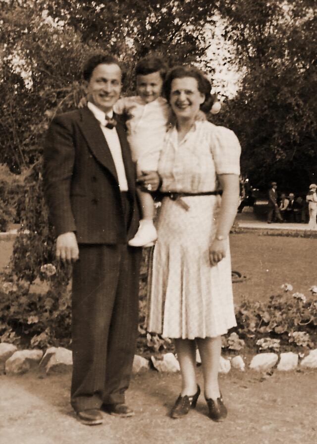 Bertha Moscovitch Ghert with her Family, circa 1941