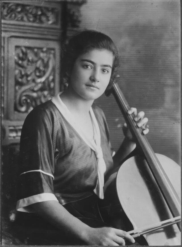 Frieda Belinfante with her cello